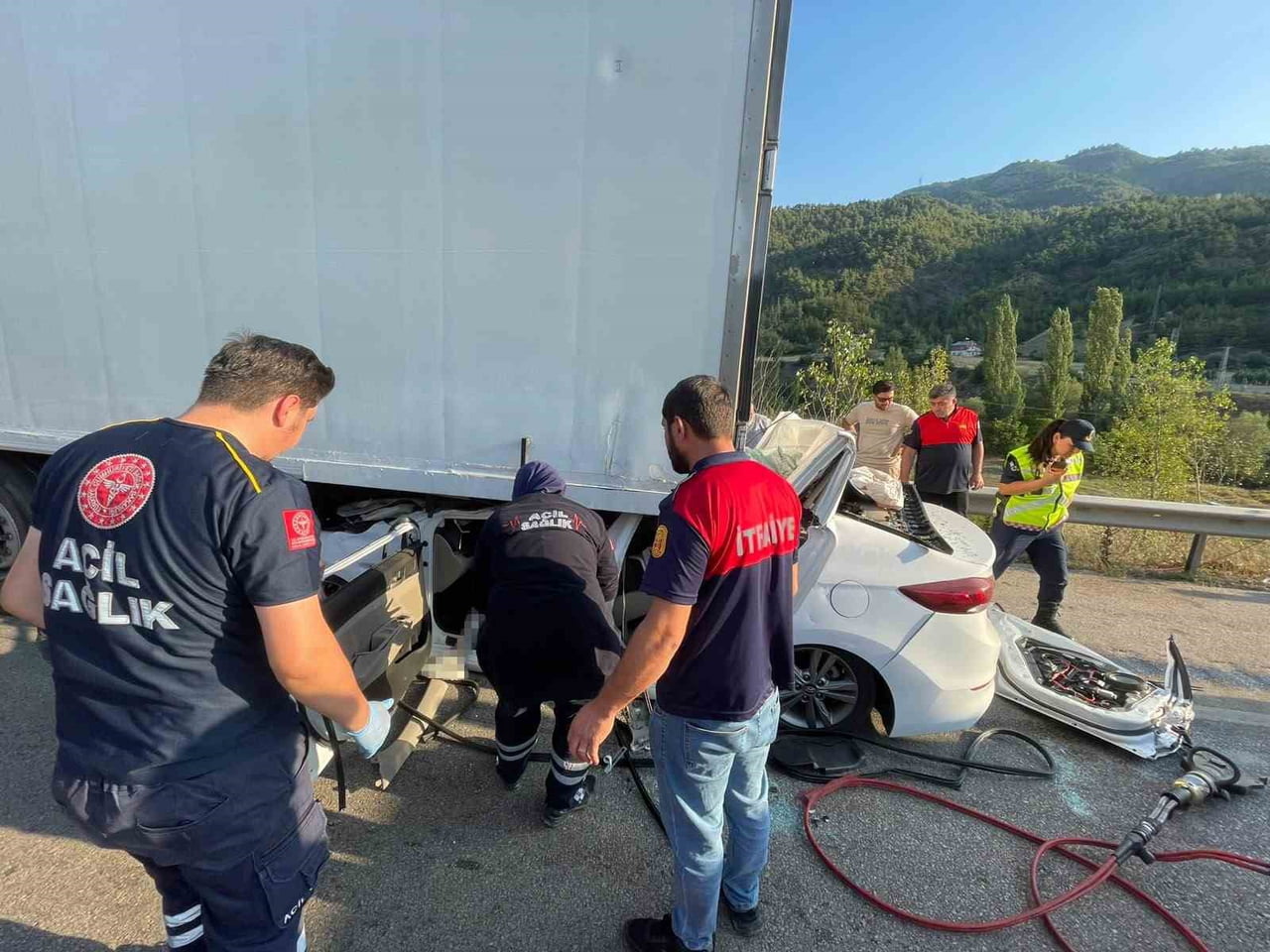 TOKAT’IN REŞADİYE İLÇESİNDE TIRA ARKADAN ÇARPAN OTOMOBİLİN SÜRÜCÜSÜ KALDIRILDIĞI HASTANEDE...