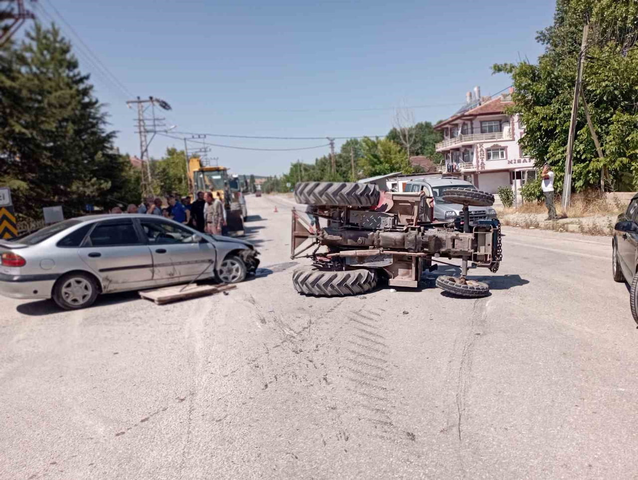 TOKAT’IN YEŞİLYURT İLÇESİNDE TRAKTÖR İLE OTOMOBİLİN ÇARPIŞMASI SONUCU MEYDANA GELEN TRAFİK...