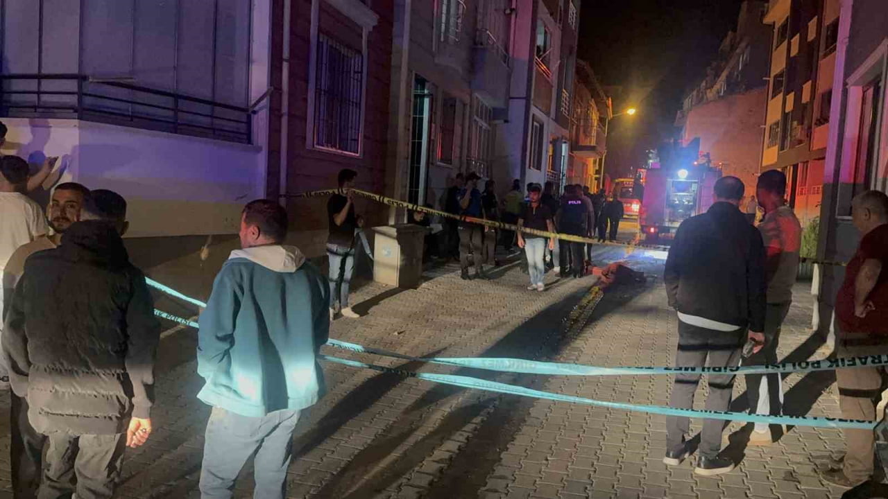 TOKAT’TA 4 KATLI BİR APARTMANIN İKİNCİ KATINDA ÇIKAN YANGIN MAHALLEDE PANİĞE NEDEN OLDU.