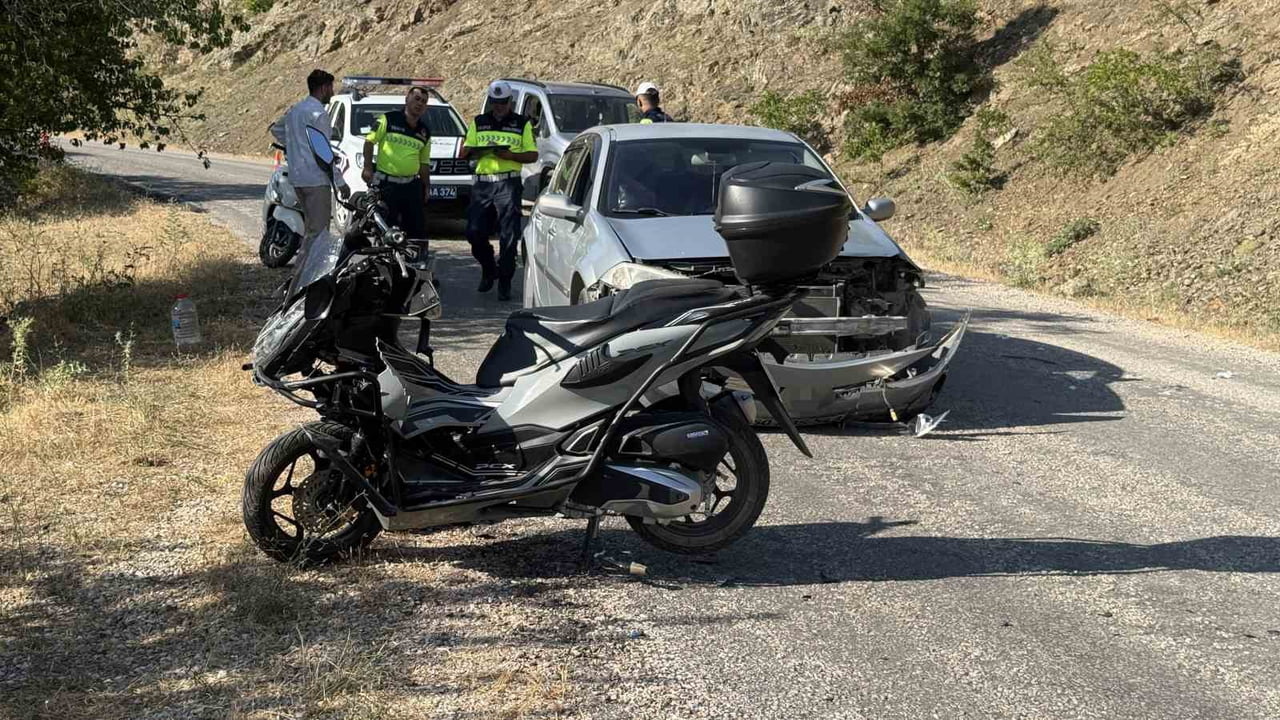 TOKAT’TA ALÇILI KOLUYLA MOTOSİKLET KULLANAN SÜRÜCÜ, OTOMOBİLE ÇARPARAK KAZAYA NEDEN OLDU.