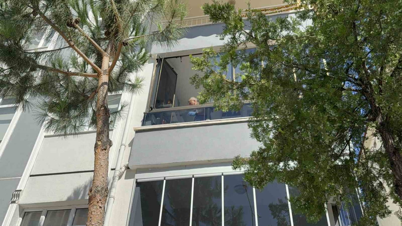TOKAT’TA BİR APARTMANIN 2’NCİ KATINDAN DÜŞEREK AĞIR YARALANAN BAHATTİN ÖZGÜR, KALDIRILDIĞI...