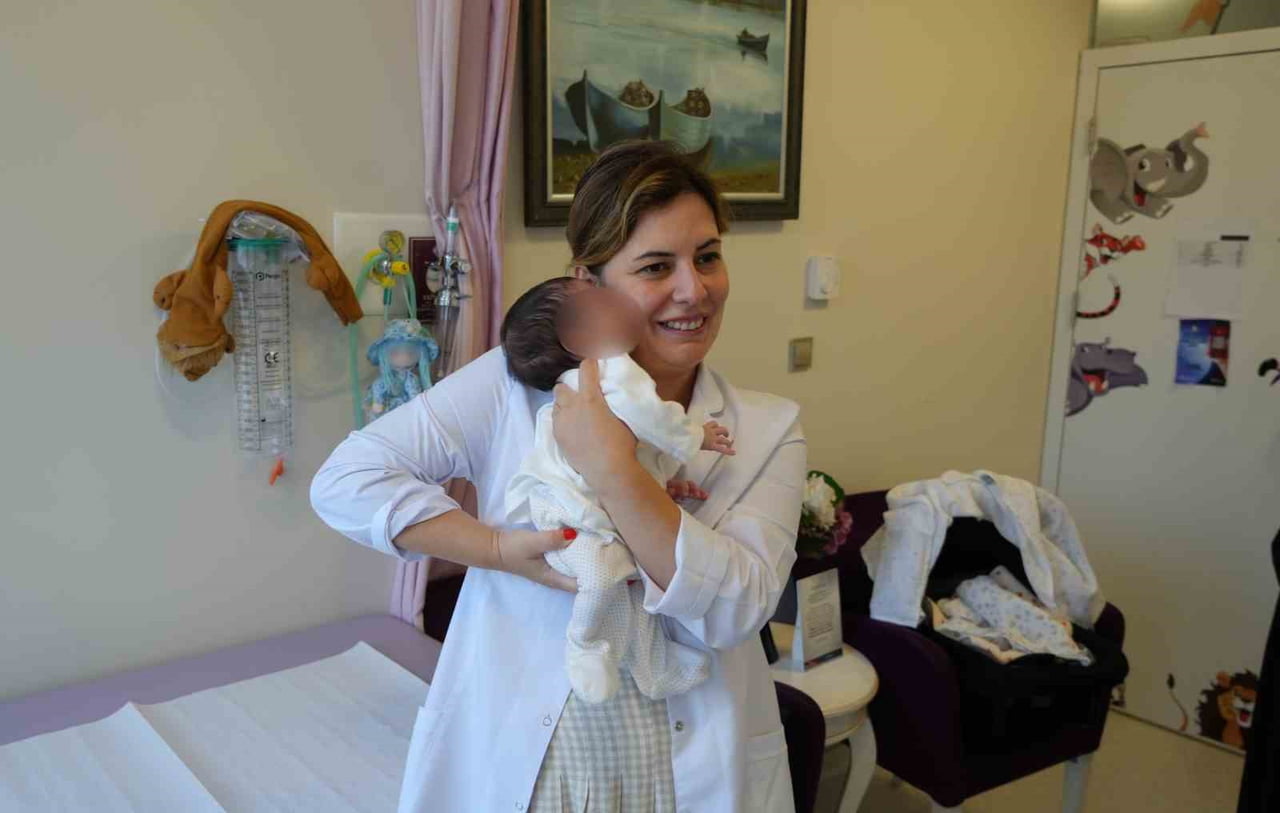 TOKAT’TAN SAMSUN’A SEVK EDİLEN, ORGANLARI DIŞARIDA DÜNYAYA GELEN MAHMUT TALHA BEBEK, YAKLAŞIK 1,5...