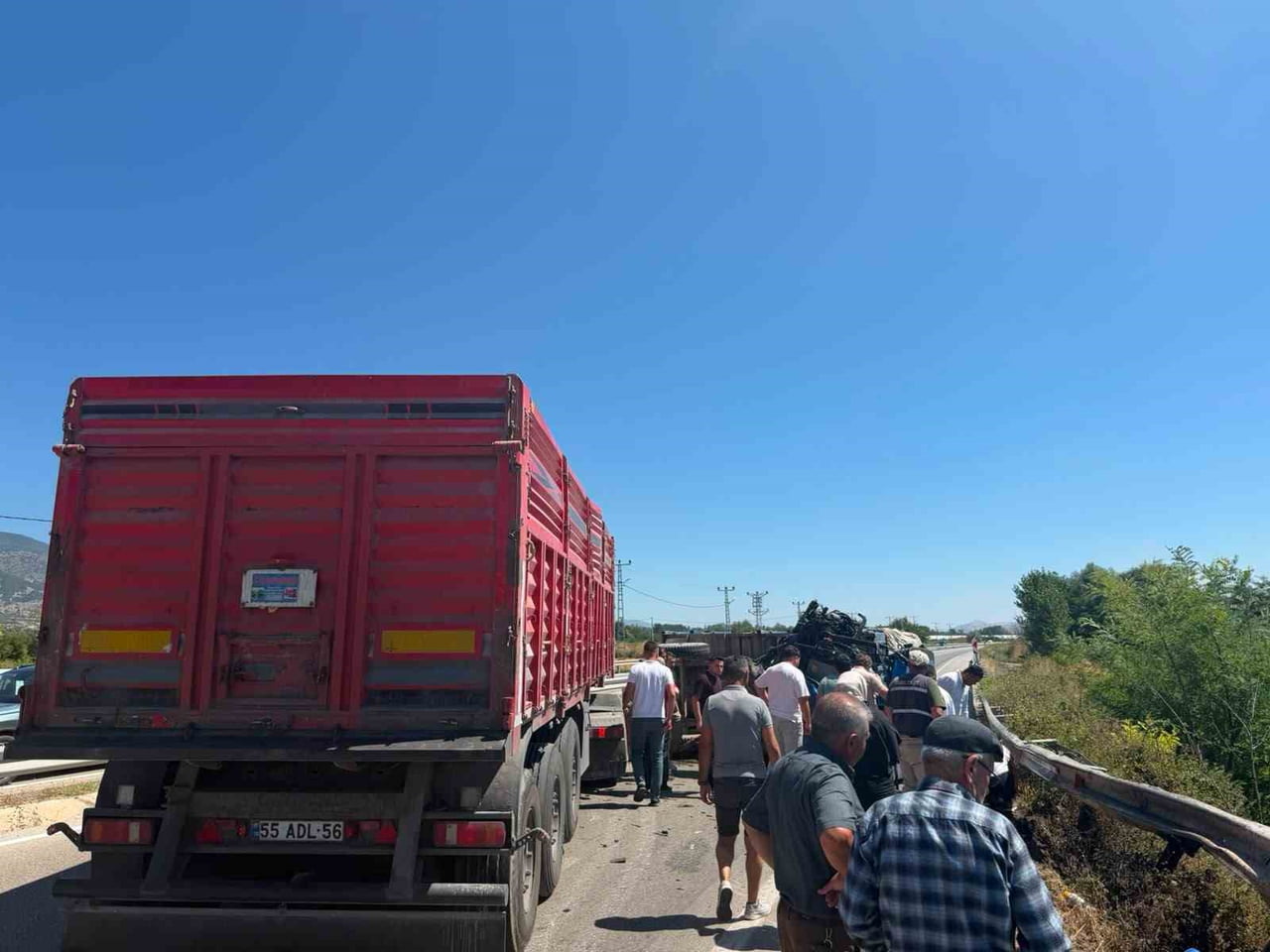 TOKAT-TURHAL KARA YOLUNDA ÇEKİCİ İLE TRAKTÖRÜN ÇARPIŞMASI SONUCU MEYDANA GELEN TRAFİK KAZASINDA 1...