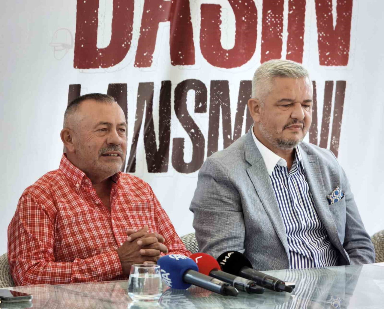 TOPLANTIDA AHAL TEKE BİNİCİLİK TESİSLERİ BAŞKANI ŞAHAP GÜRSOY (SOLDA), BİR KONUŞMA...