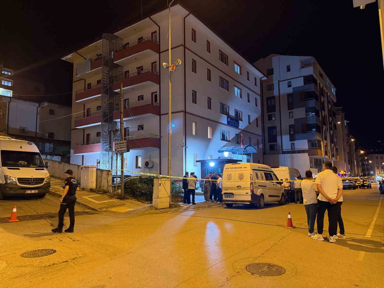 TRABZON'UN ARSİN İLÇE EMNİYET MÜDÜRLÜĞÜ BİNASI YANINDA BULUNAN ARAÇLARIN ÜZERİNE DÜŞEN İNSANSIZ...