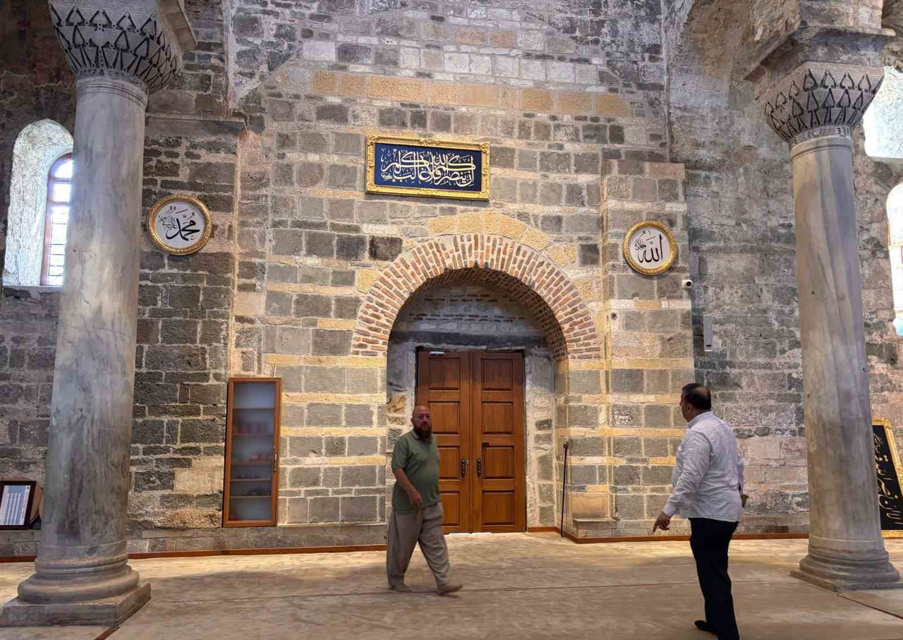 TRABZON'UN EN ÖNEMLİ TARİHİ YAPILARINDAN AYASOFYA CAMİİ'NDE HAT LEVHALARI YENİLENDİ.
