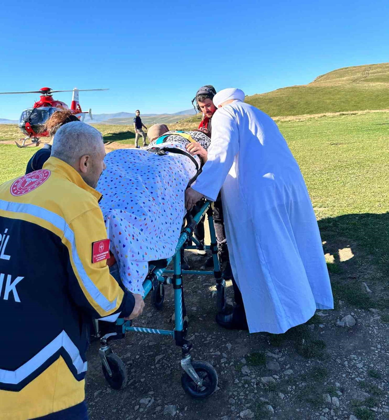 TRABZON ÇAYKARA'NIN EĞRİSU YAYLASI'NDA DÜŞEREK YARALANAN HASTA, HELİKOPTER AMBULANSLA ALINARAK...