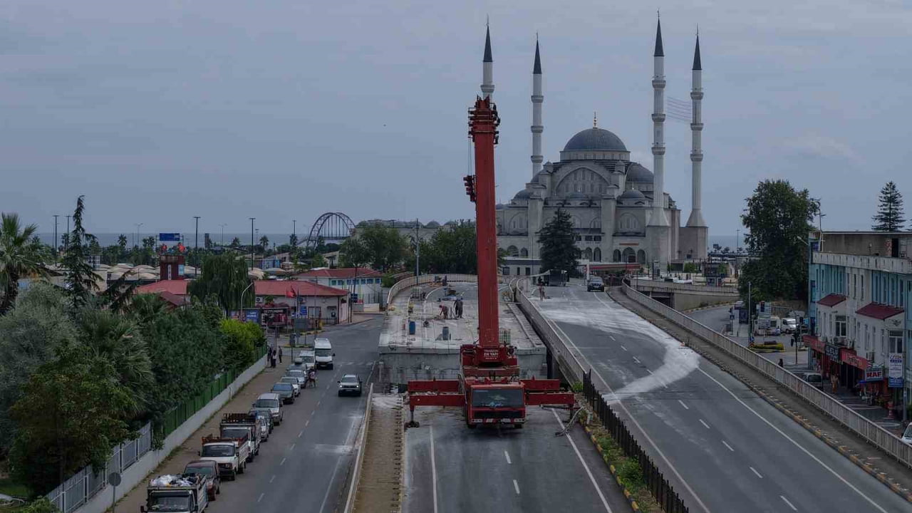 TRABZON’DA YIKIM ÇALIŞMALARI BAŞLATILAN REŞADİYE VİYADÜĞÜ’NDE İLK BETON BLOK SÖKÜLEREK KALDIRILDI....