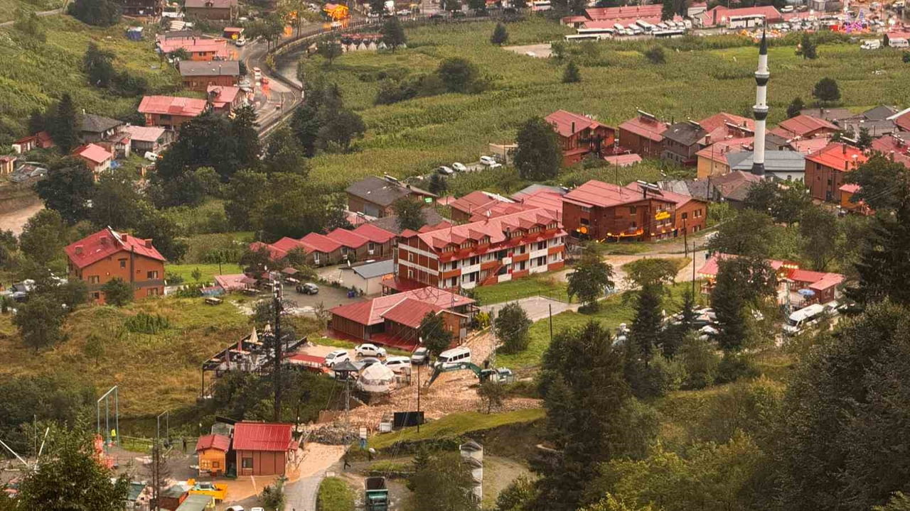 TRABZON’UN DÜNYACA ÜNLÜ TURİZM MERKEZİ UZUNGÖL’DE ETKİLİ OLAN SAĞANAK YAĞIŞ NEDENİYLE KOŞON...
