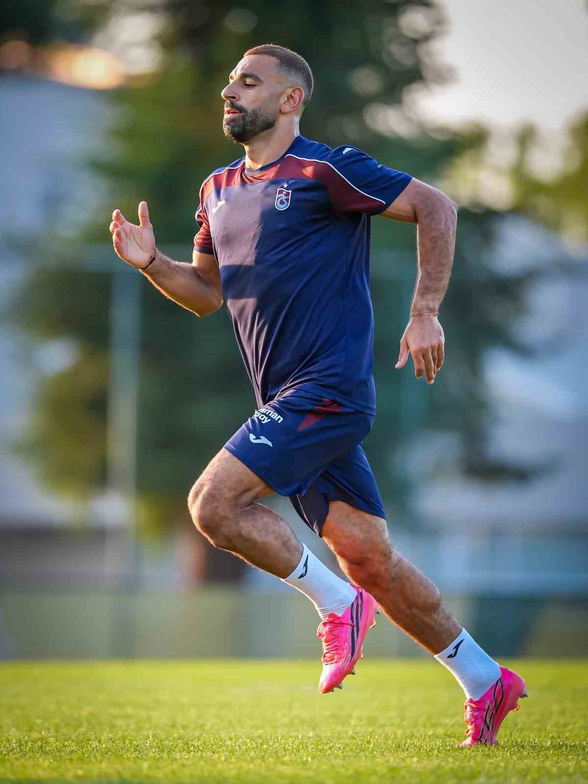 TRABZONSPOR'UN YENİ TRANSFERİ MOHAMED SALAH, BORDO-MAVİLİ FORMAYLA İLK ANTRENMANINA ÇIKTI. TAKIM...