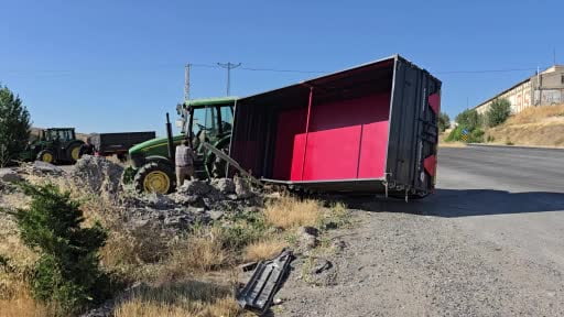 Traktör ve otobüs çarpıştı, kaza ucuz atlatıldı