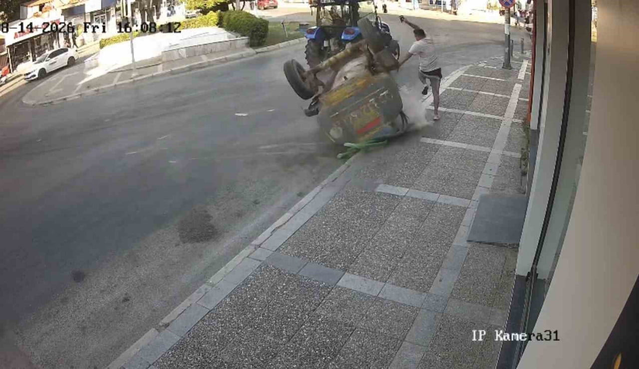 TRAKTÖRDEN KOPAN SU TANKERİ, KALDIRIMDA TELEFONLA KONUŞAN VATANDAŞI AZ DAHA EZİYORDU.