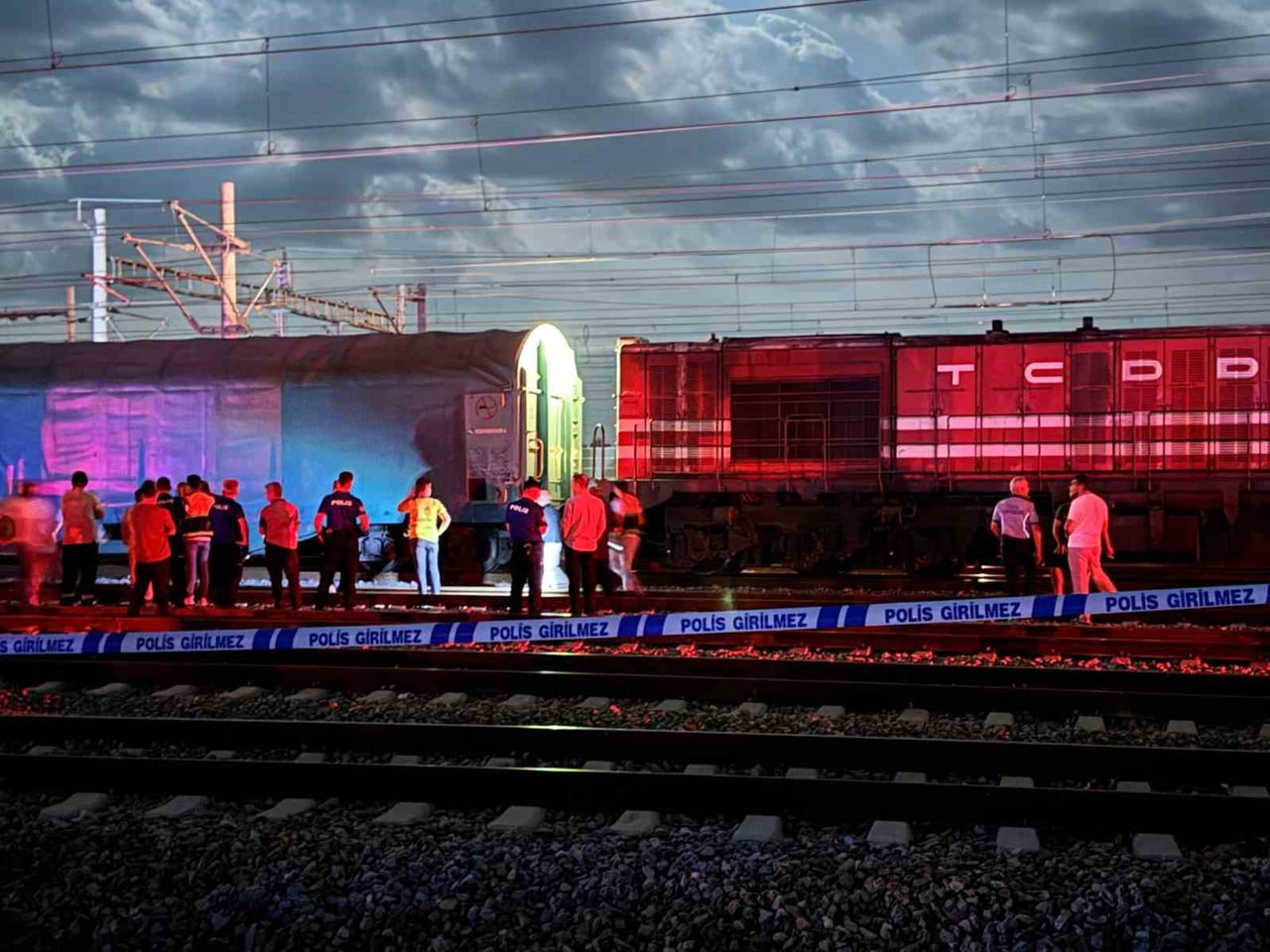 TREN GARINDA ELEKTRİK AKIMINA KAPILAN İŞÇİ YANARAK HAYATINI KAYBETTİ