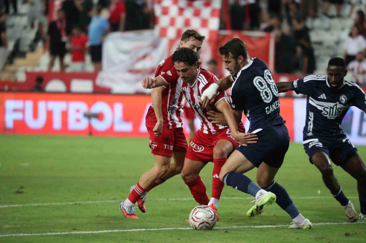 TRENDYOL 1. LİG'İN 4. HAFTASINDA ANTALYASPOR, SAHASINDA SARIYER'E 2-1 MAĞLUP OLDU.