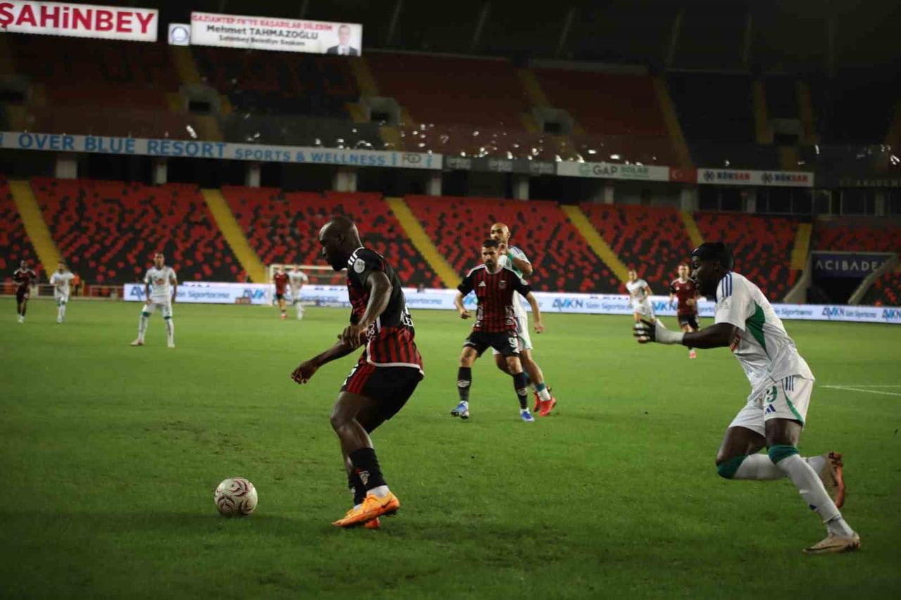 TRENDYOL SÜPER LİG'İN 3. HAFTASINDA GAZİANTEP FK, SAHASINDA ÇAYKUR RİZESPOR İLE KARŞILAŞIYOR....