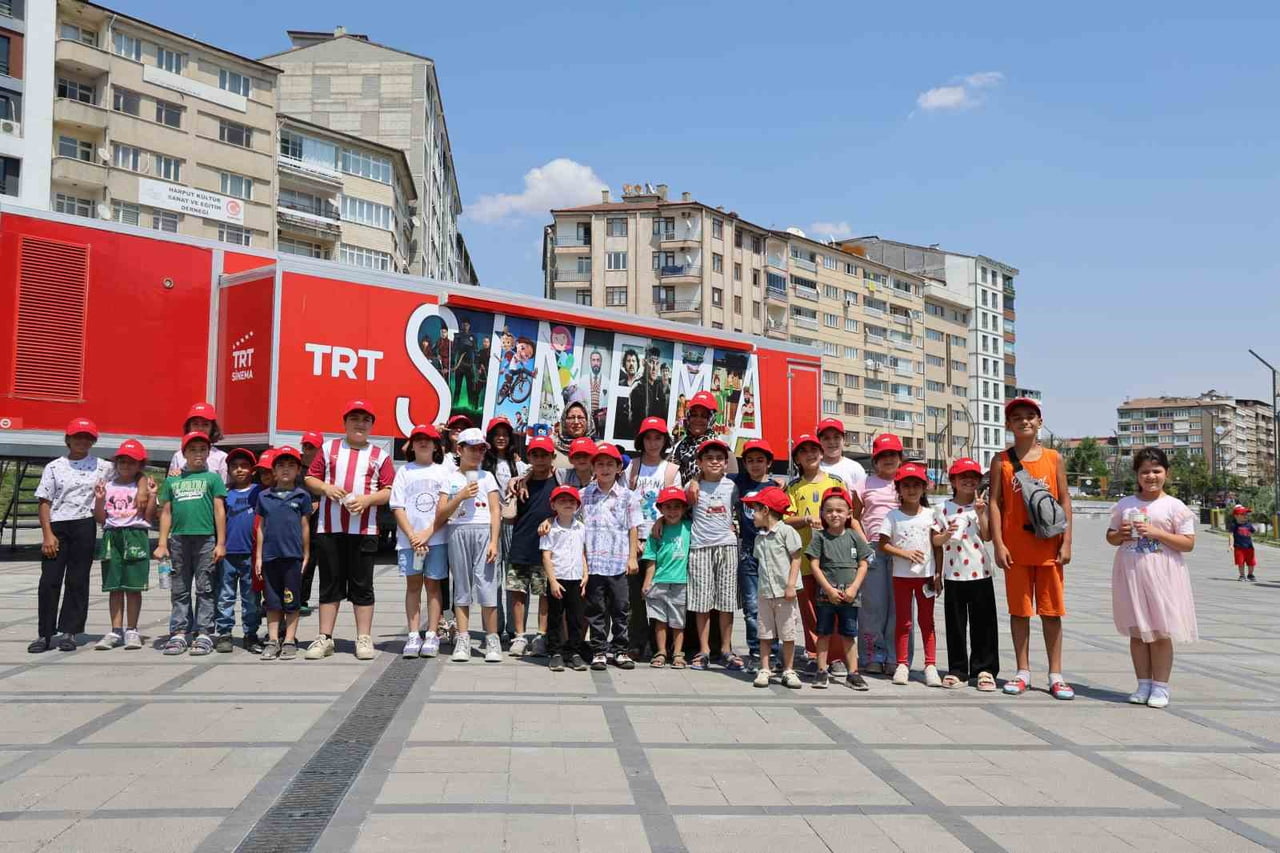 TRT SİNEMA TIRI, ELAZIĞ CUMHURİYET MEYDANI'NDA ÇOCUKLARI YERLİ ANİMASYON FİLMLERİYLE BULUŞTURARAK...