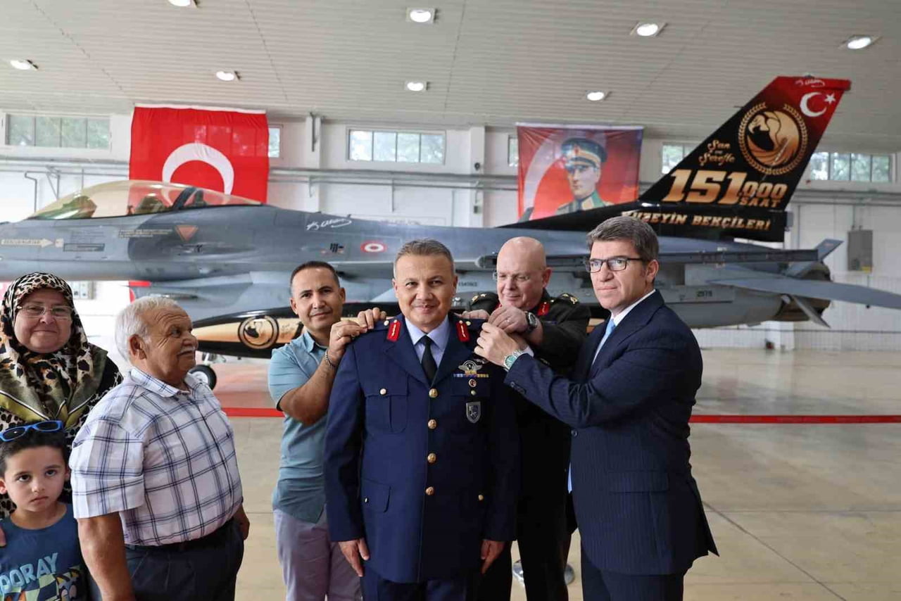 TUĞGENERALLİĞE TERFİ EDEN İLK TÜRK ASTRONOT ALPER GEZERAVCI, YENİ RÜTBELERİNİ TAKTI.
