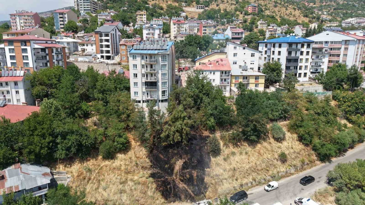 TUNCELİ'DE 3 ÇOCUĞUN TORPİL VE ATEŞLE OYNAMASI ÖRTÜ YANGININA NEDEN OLDU. YANGIN, EKİPLERİN...