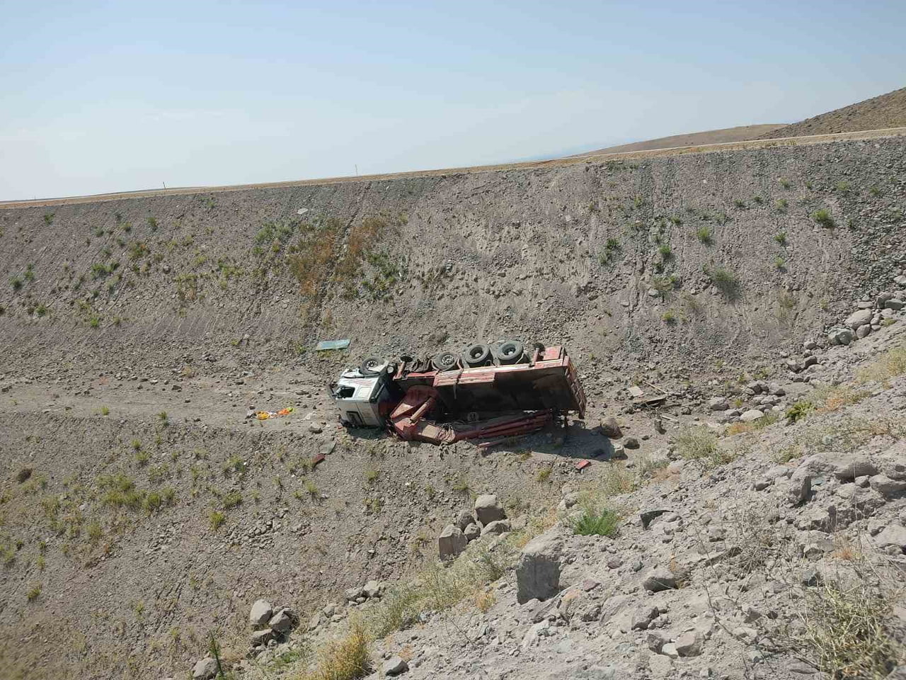 TUNCELİ'NİN ÇEMİŞGEZEK İLÇESİNDE VİNCİN UÇURUMA YUVARLANMASI SONUCU MEYDANA GELEN TRAFİK KAZASINDA...