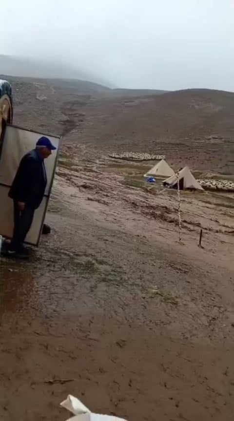 TUNCELİ'NİN PÜLÜMÜR İLÇESİNE BAĞLI KARAGÖZ YAYLASINDA ETKİLİ OLAN ŞİDDETLİ YAĞIŞ NEDENİYLE...