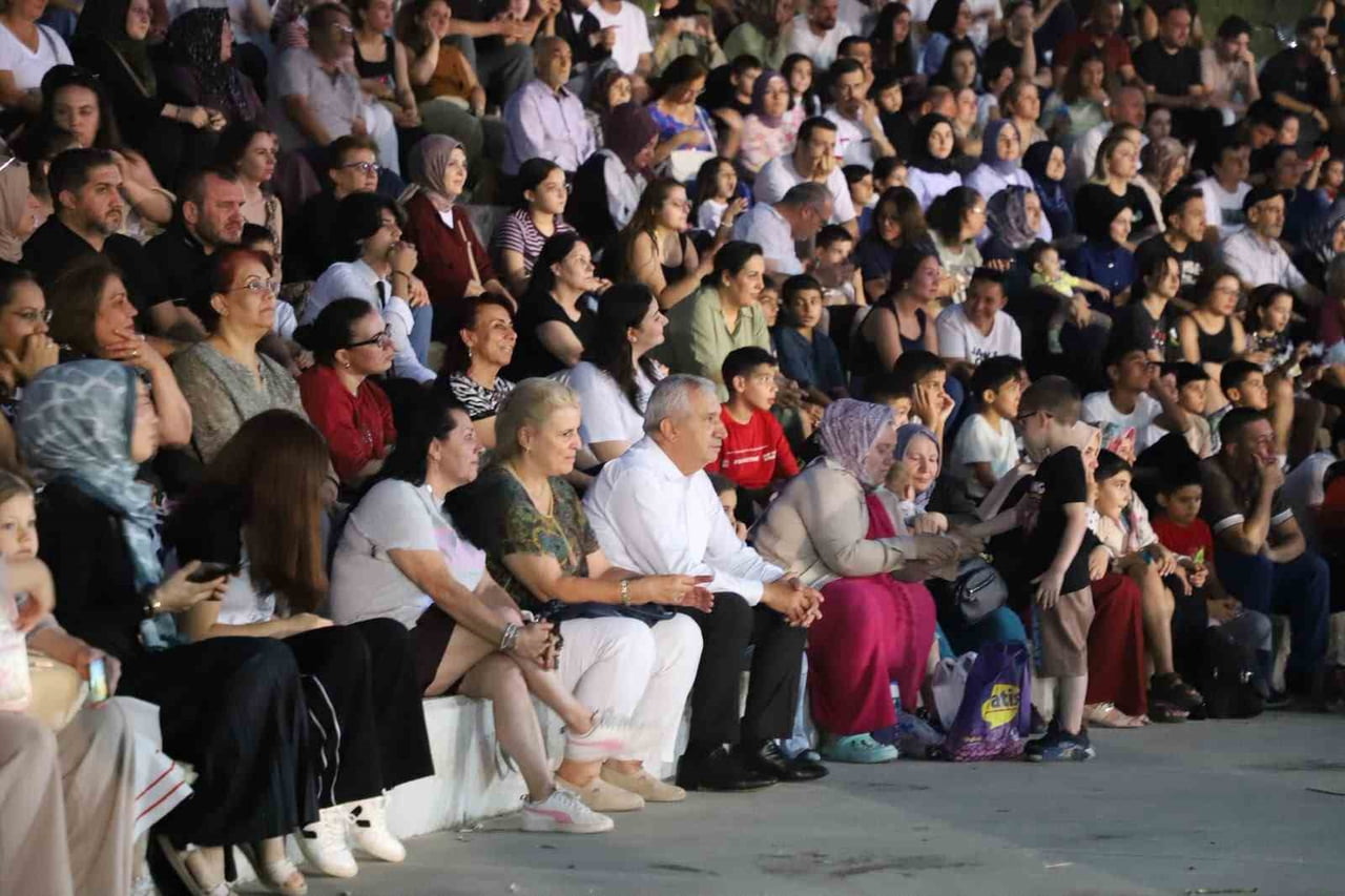 TURGUTLU BELEDİYESİNİN DÜZENLEDİĞİ GENÇLİK ŞÖLENİ, MÜZİK DİNLETİLERİ VE HALK OYUNLARI...