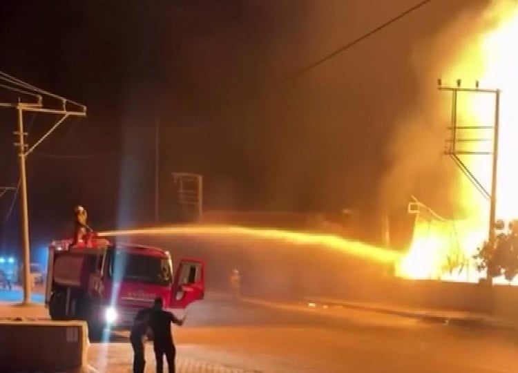 TURGUTLU İLÇESİNDE PALET ÜRETİMİ YAPILAN FABRİKADA ÇIKAN YANGIN PANİĞE NEDEN OLDU.