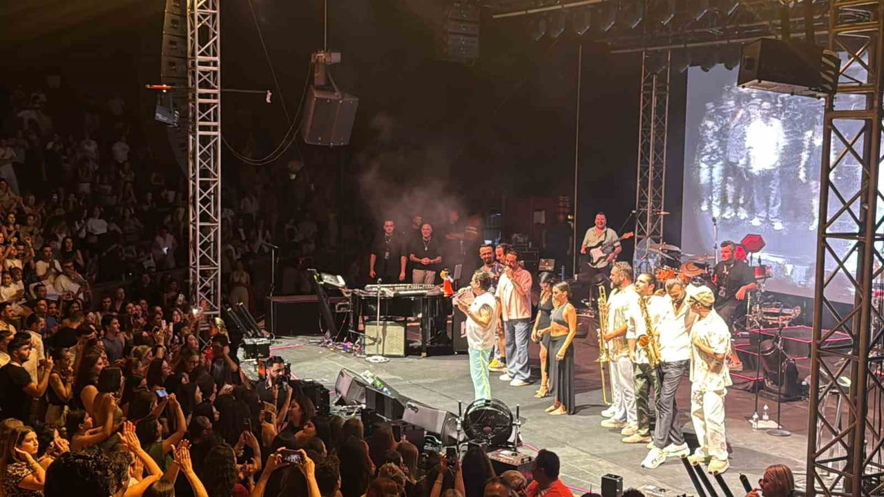 TÜRK POP MÜZİĞİNİN SEVİLEN İSİMLERİNDEN KENAN DOĞULU, MARMARİS AMFİTEATR'DA VERDİĞİ KONSERLE...
