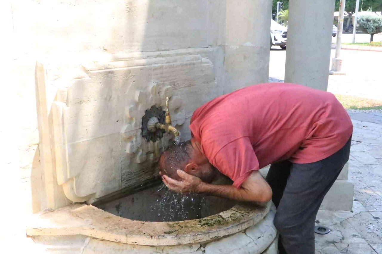 TÜRKİYE'NİN EN SICAK İLLERİNDEN BİRİ OLAN ADANA'DA, KAVURUCU YAZ SICAKLARI VE YÜKSEK NEM...