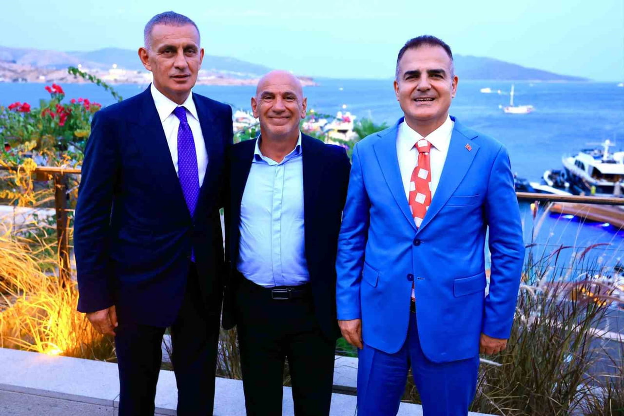 TÜRKİYE FUTBOL FEDERASYONU BAŞKANI İBRAHİM HACIOSMANOĞLU (SOLDA), MUĞLA VALİSİ DR. İDRİS AKBIYIK...