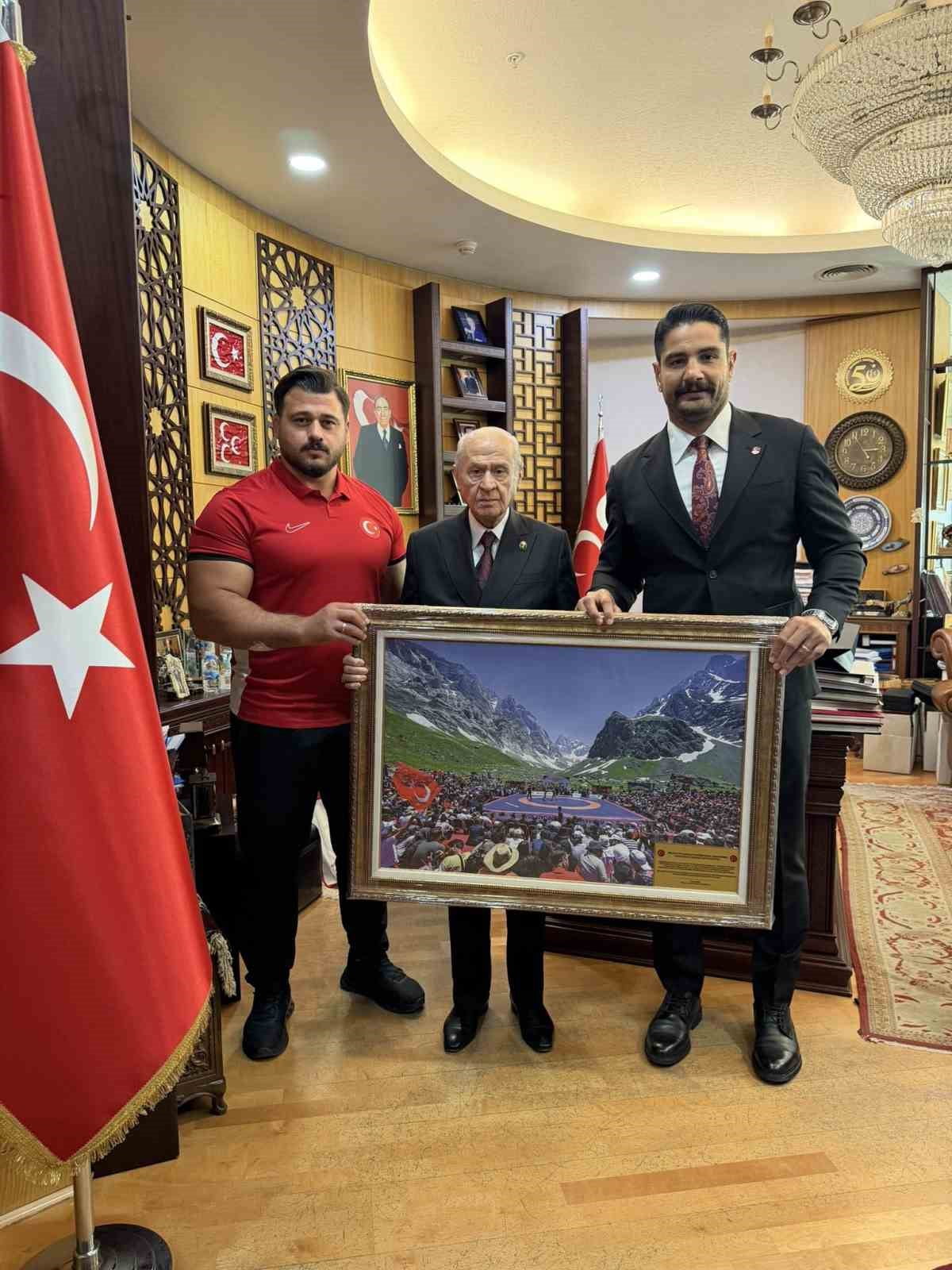 TÜRKİYE GÜREŞ FEDERASYONU BAŞKANI TAHA AKGÜL VE RIZA KAYAALP, MİLLİYETÇİ HAREKET PARTİSİ GENEL...
