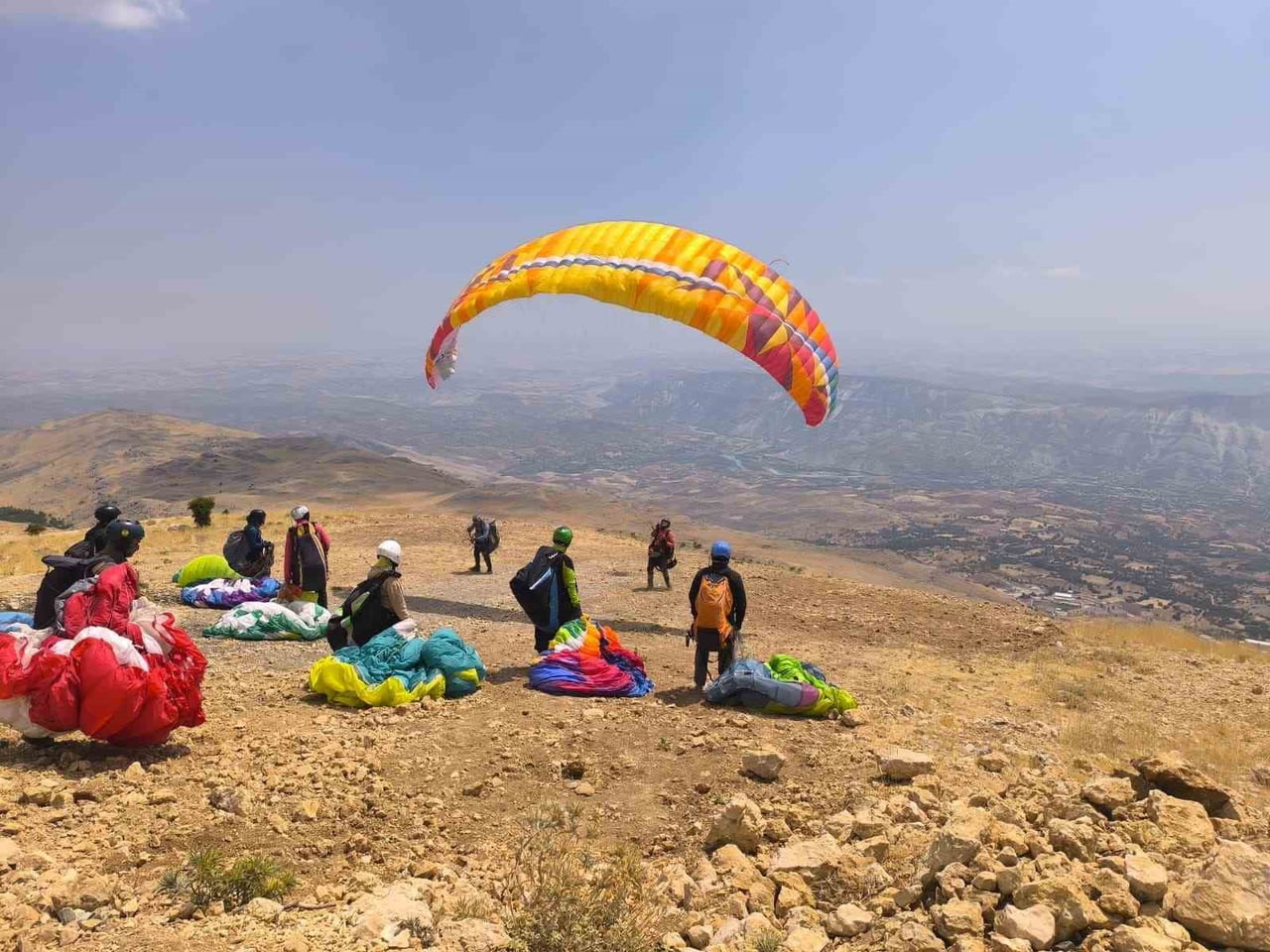 TÜRKİYE HAVA SPORLARI FEDERASYONU TARAFINDAN, ADIYAMAN’IN TUT İLÇESİNDE DÜZENLENEN YAMAÇ PARAŞÜTÜ...