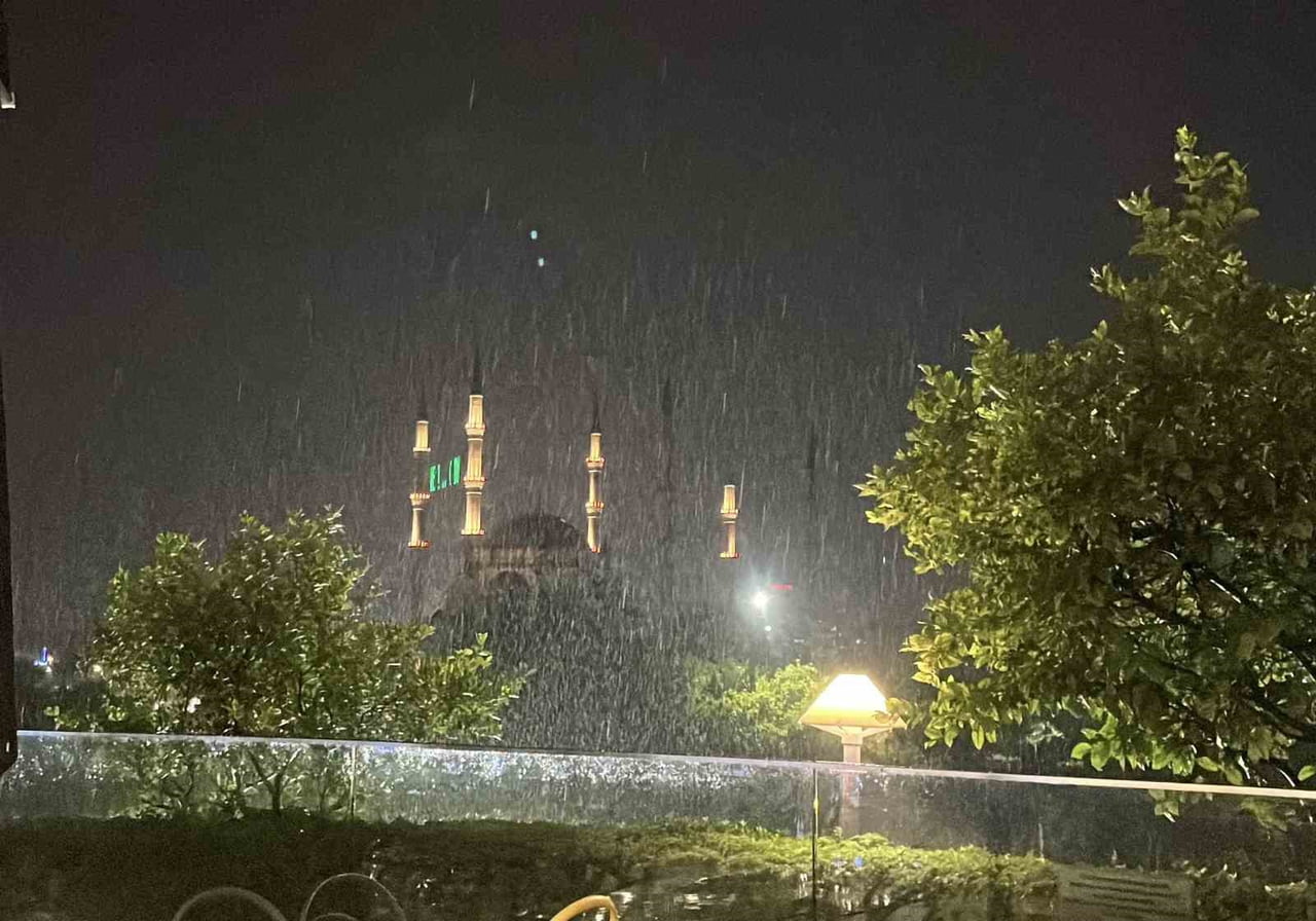 TÜRKİYE’NİN EN SICAK İLLERİNDEN ADANA’DA SAĞANAK YAĞIŞ ETKİLİ OLDU.