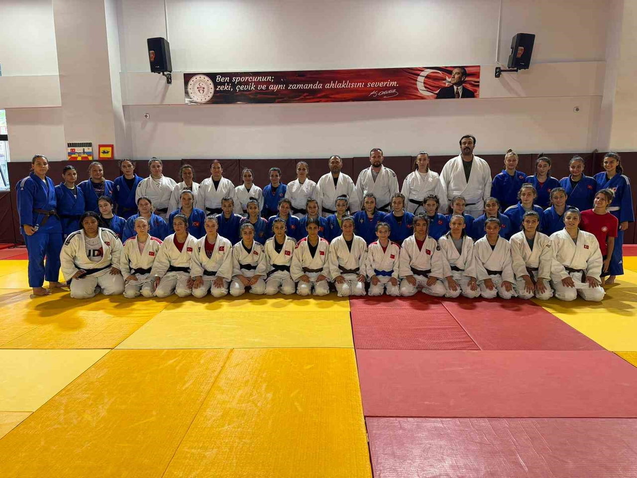 TÜRKİYE’NİN FARKLI İLLERİNDEN GELEN YAKLAŞIK 45 SPORCUDAN OLUŞAN YILDIZ KADIN JUDO MİLLİ TAKIMI...