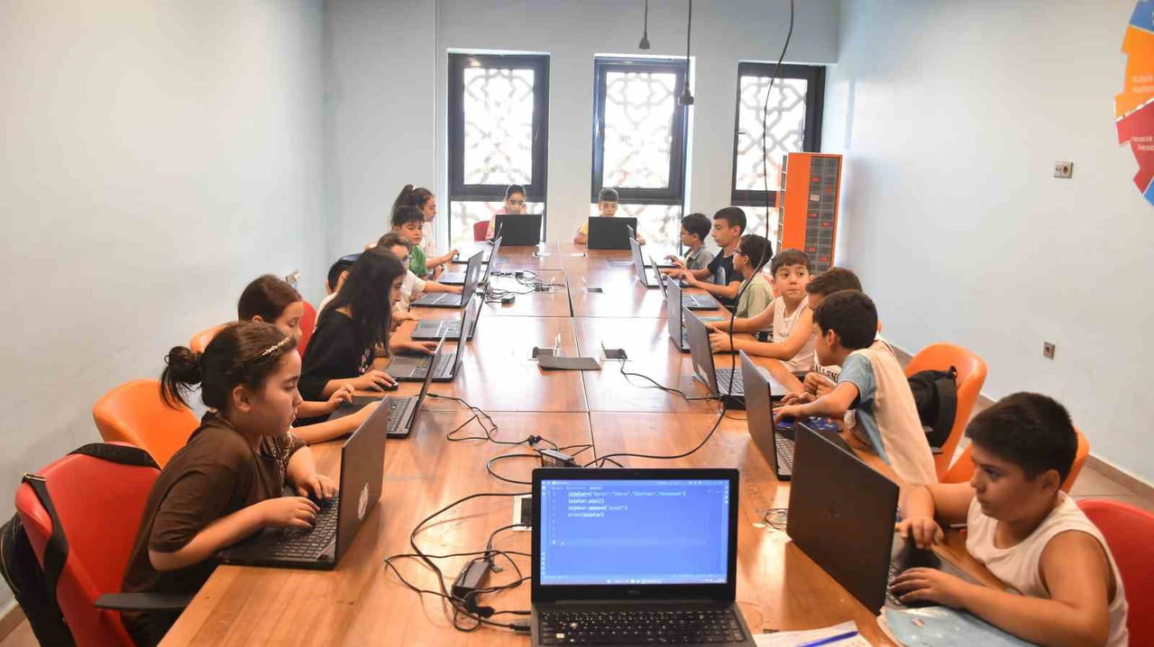 TÜRKİYE’NİN YAPAY ZEKA VİZYONUNA ŞAHİNBEY BELEDİYESİ’NDEN GÜÇLÜ DESTEK