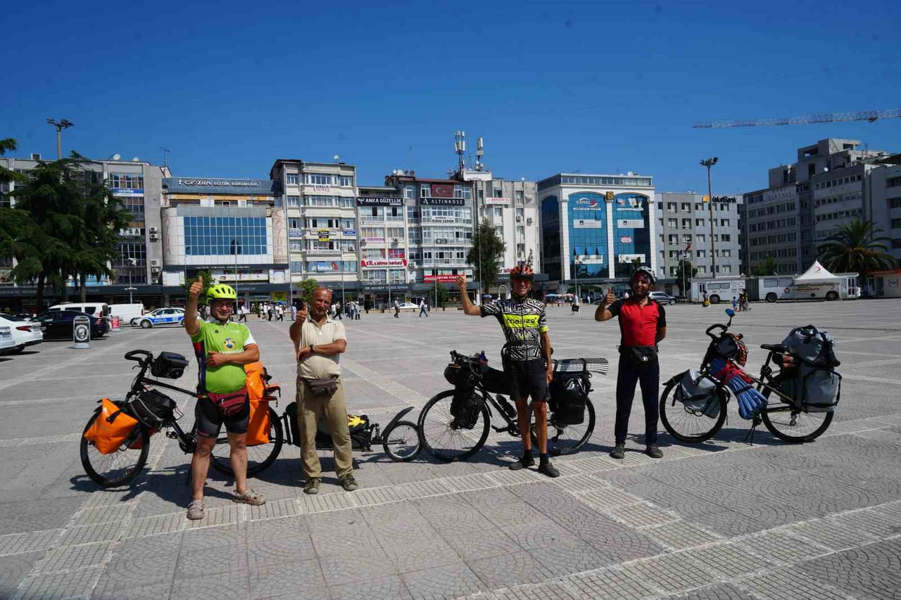 TÜRKİYE’YE AĞRI DOĞUBAYAZIT’TAN VE GÜRCİSTAN ÜZERİNDEN BİSİKLETLE GİREN TURİSTLER, BİN 200...