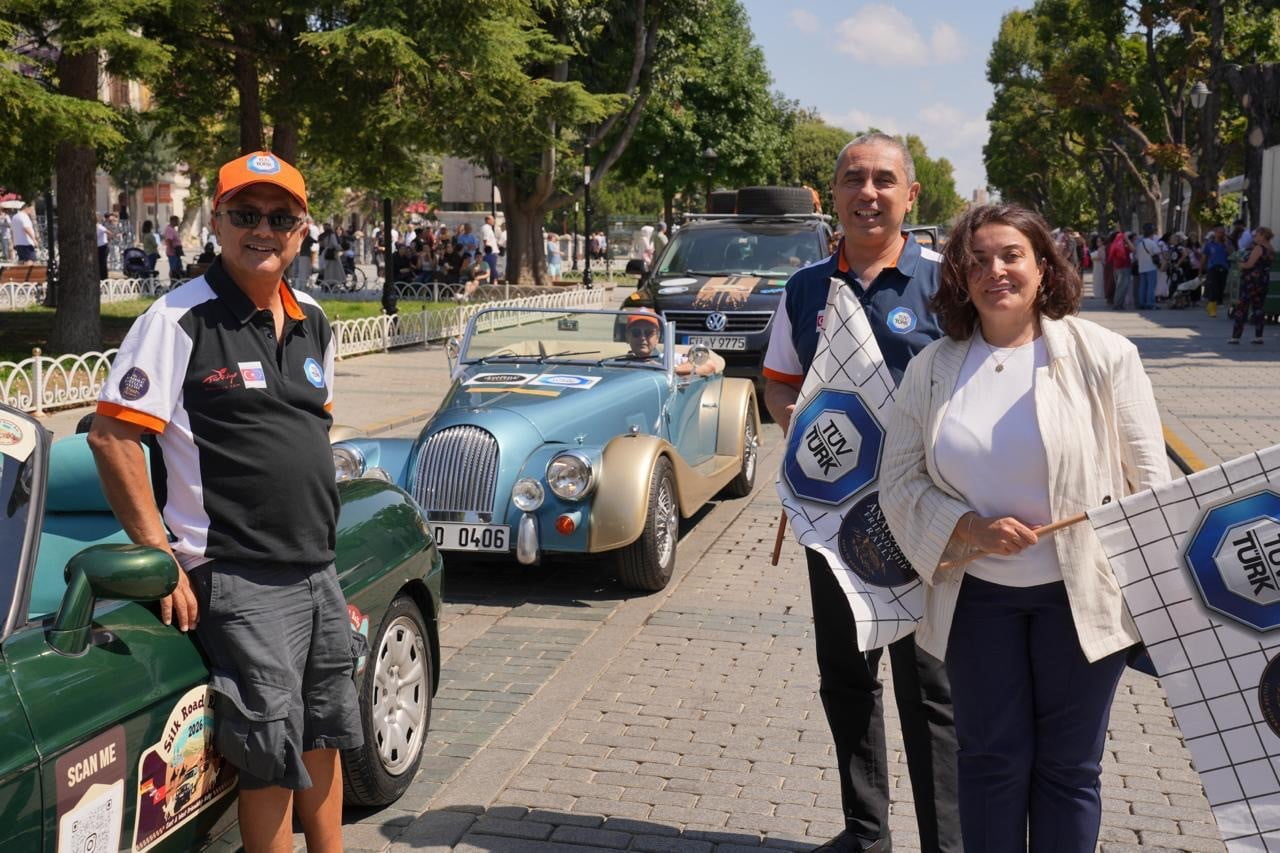 TÜVTÜRK'ÜN DESTEĞİYLE İLK KEZ DÜZENLENEN ANADOLU DOSTLUK RALLİSİ, İSTANBUL SULTANAHMET'TEN...
