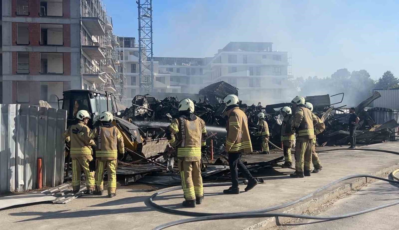 TUZLA'DA 2 KATLI İŞÇİ KONTEYNERİNDE ÇIKAN YANGIN EKİPLERİN MÜDAHALESİYLE BİRLİKTE KONTROL ALTINA...