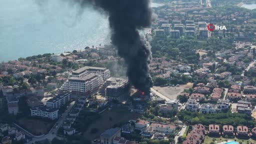 Tuzla'da 2 katlı işçi konteynerleri alevlere teslim oldu