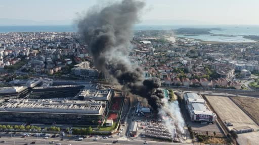 Tuzla'da otluk alanda çıkan yangın teknelere sıçradı