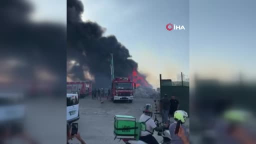 Tuzla'da otluk alanda çıkan yangın teknelere sıçradı