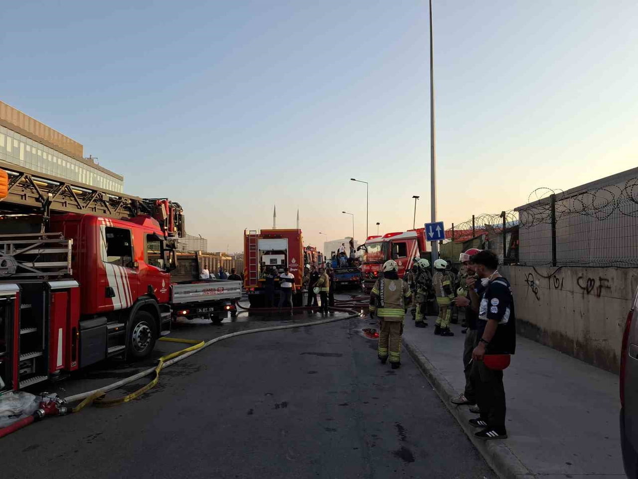 TUZLA İÇMELER'DE GÜNDÜZ SAATLERİNDE ÇIKAN VE RÜZGARIN ETKİSİYLE KISA SÜREDE DEPOLAMA ALANINDAKİ...