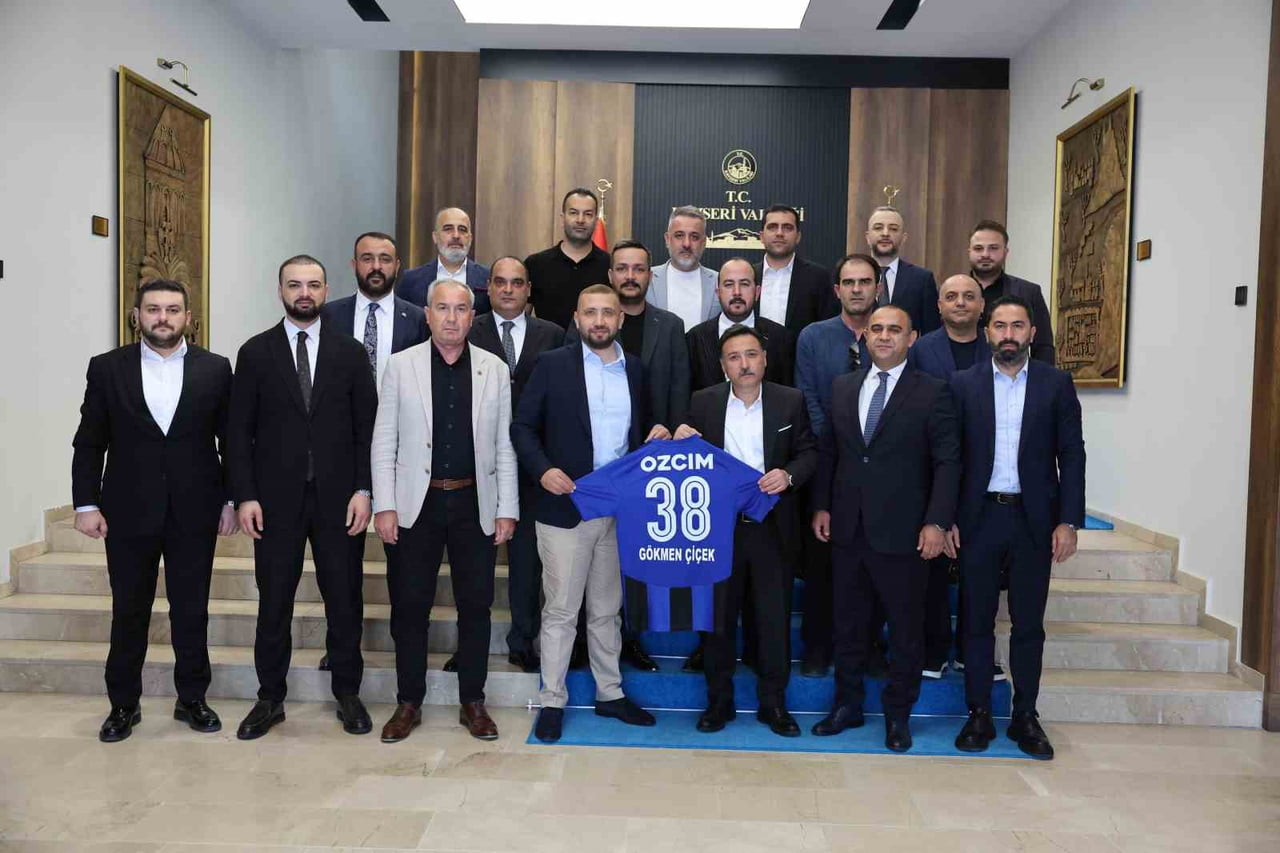 ÜÇÜNCÜ LİG 3. GRUP EKİPLERİNDEN ERCİYES 38 FK KULÜP BAŞKANI LATİF ERSOY VE YÖNETİMİ, VALİ GÖKMEN...