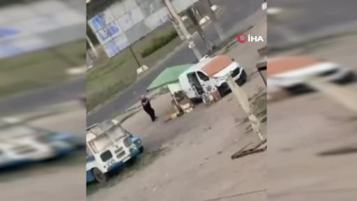 Ukrayna'nın Herson kentinde sebze satan bir sokak satıcısı, kaçmaya çalışmasına rağmen kendisini...