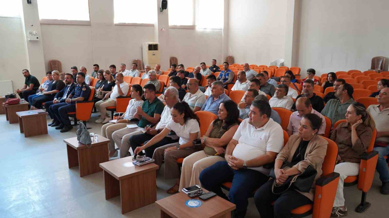 ULA KAYMAKAMI MURAT EKİNCİ, TEMMUZ AYI MUHTARLAR TOPLANTISI'NDA İLÇEDEKİ MAHALLE MUHTARLARIYLA BİR...