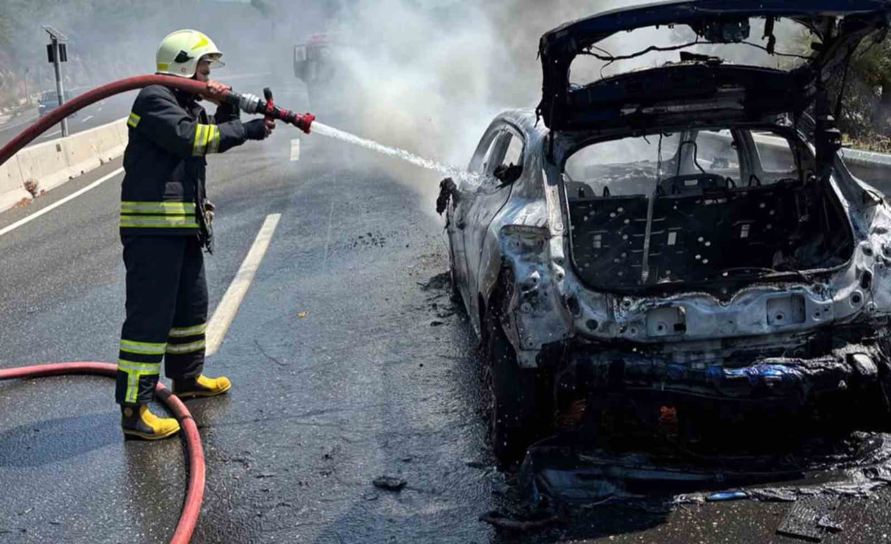 ULA SAKARTEPE RAMPASINDA İNİŞ HALİNDE OLAN ARAÇTA BAŞLAYAN YANGIN SONRASI ARAÇ TAMAMEN YANARAK...