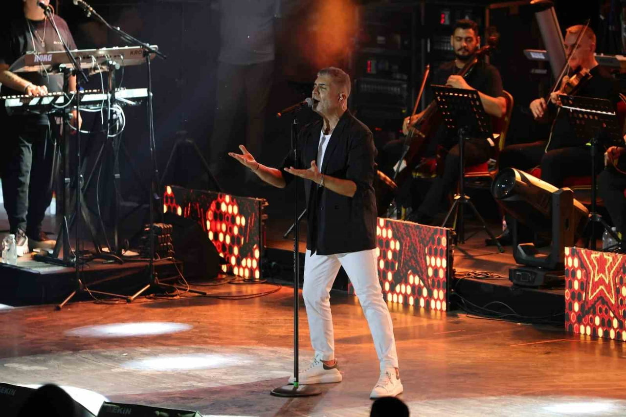 ULUSLARARASI BURSA FESTİVALİ'NİN SON GÜNÜNDE SAHNE ALAN ÜNLÜ SANATÇI ÖZCAN DENİZ BURSALILARA...