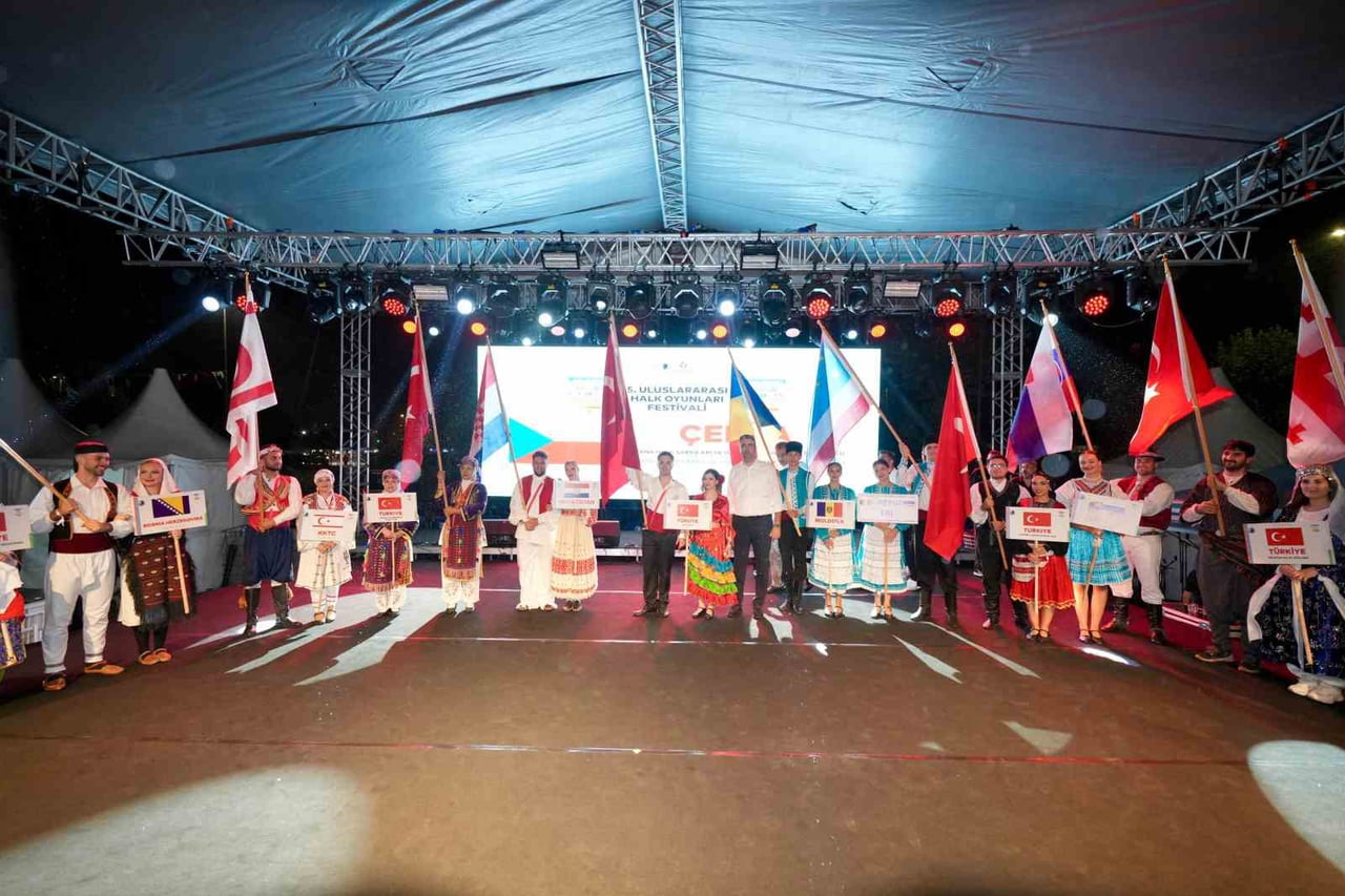 ULUSLARARASI HALK OYUNLARI FESTİVALİ, RENKLİ KORTEJ YÜRÜYÜŞÜ VE GÖRKEMLİ AÇILIŞ TÖRENİYLE...