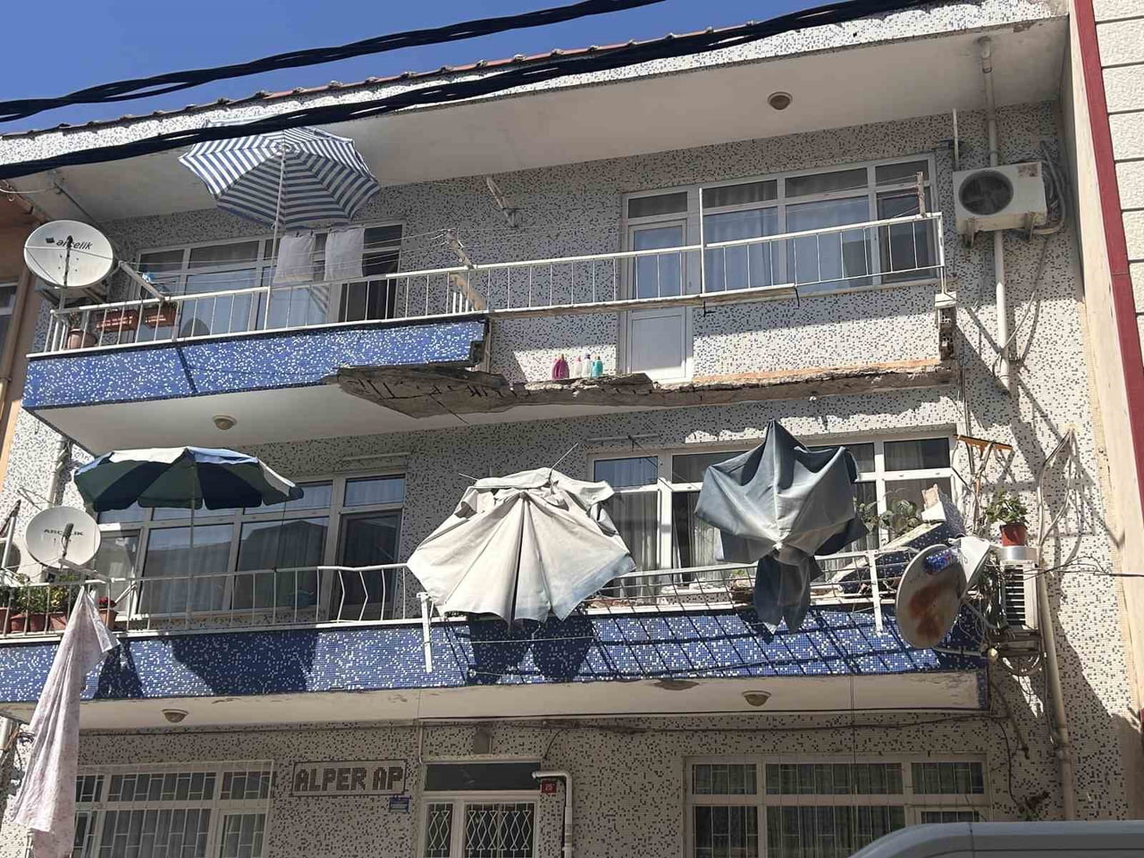 ÜMRANİYE'DE 3 KATLI BİNANIN 2'NCİ KAT BALKONUNDA ÇÖKME MEYDANA GELDİ. OLAYDA ÖLEN YA DA YARALANAN...