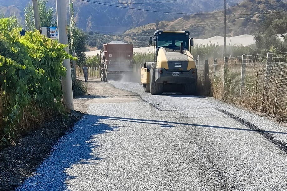 UMURLU’DA ASFALTLAMA ÇALIŞMALARI DEVAM EDİYOR