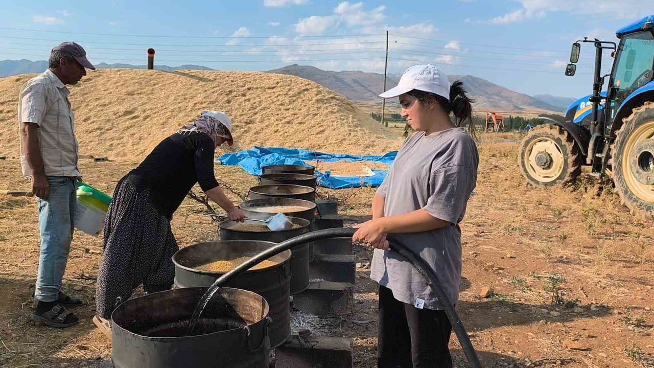 ÜNİVERSİTE EĞİTİMLERİ İÇİN ŞEHİR DIŞINDA BULUNAN AYŞENUR VE SEMANUR TOKDEMİR KARDEŞLER, YAZ...